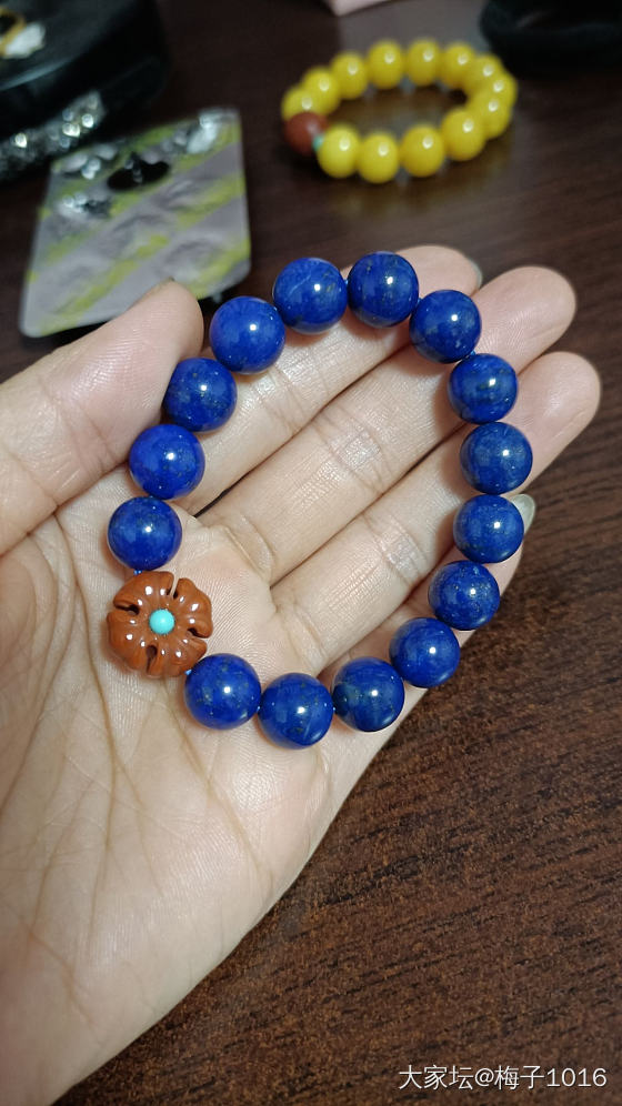柔光6左右，配点金子应该不错，好喜欢这个珠子的感觉，青金石真的很小众，没什么人玩_珠串青金石