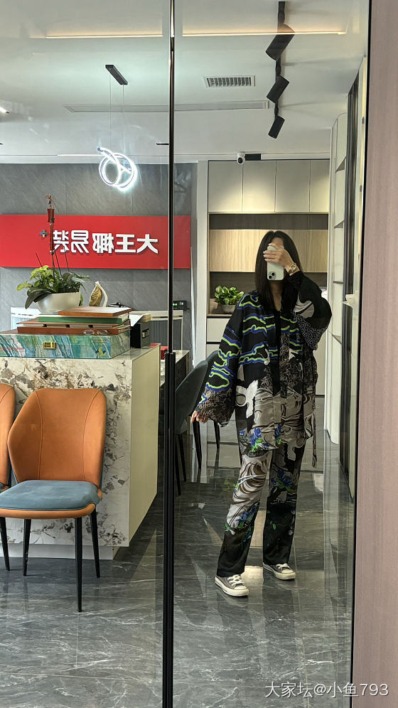 珠串配中式衣服，投票留不留裤子？_穿搭