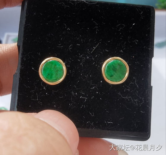 不懂翡翠偶尔想带个绿耳钉。姐妹们帮看看。_耳钉翡翠