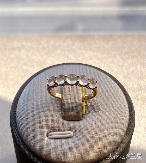 18k金的翡翠戒指💍，6千入的大家帮忙给看看值不值啊？