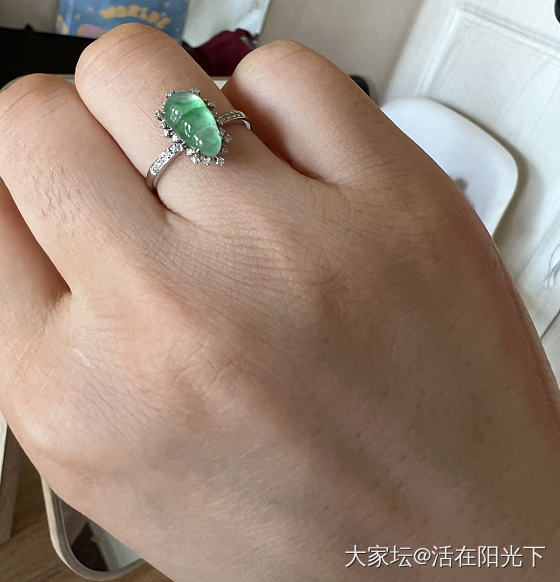 拍拍拍。🤣最近超喜欢这个戒指。 虽然我没有绿蛋。小价位的也很喜欢。_戒指翡翠