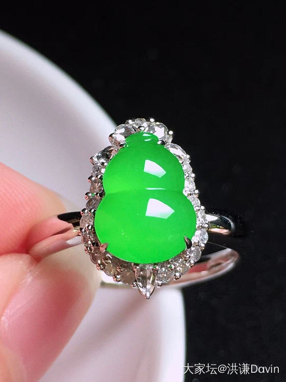18k镶嵌冰阳绿戒指，完美色辣，裸石尺寸：9.9/7.5,整体尺寸： 14._翡翠
