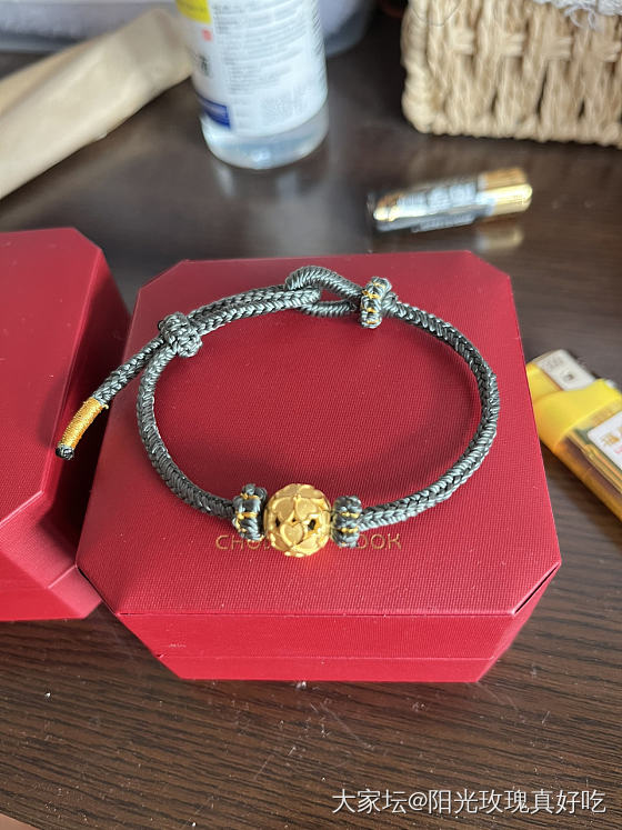 给妹妹编的手绳有点大了，算了我帮她戴吧😝_编绳金