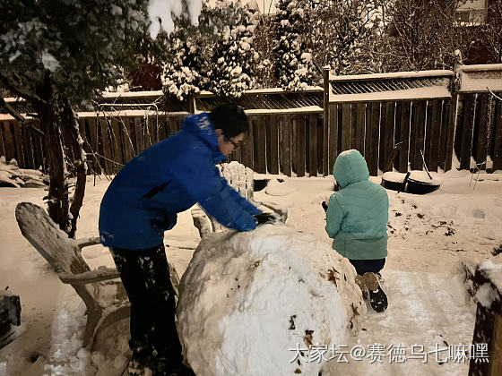 漫天飞雪，最开心的是孩子们，快10pm还不肯进来_育教亲子