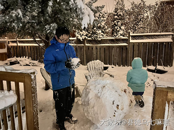 漫天飞雪，最开心的是孩子们，快10pm还不肯进来_育教亲子