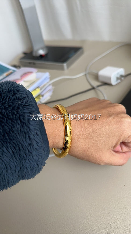 刚打的，带了一百多克，师傅说你这个手围，去掉二十多克，比较低调。耳根子软，最后成..._金