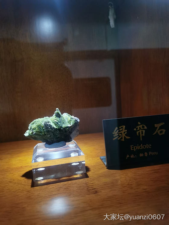 青岛德国总督楼旧址博物馆里的矿石展台_博物馆