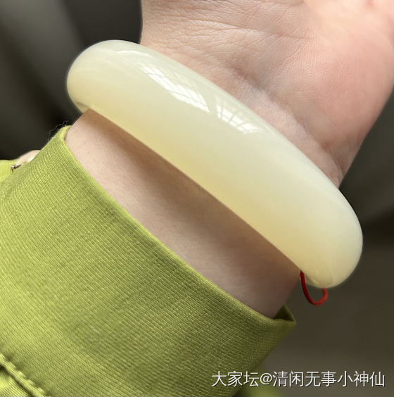 翻出来一只和田玉镯，大家能帮忙看看是什么料子吗_手镯和田玉