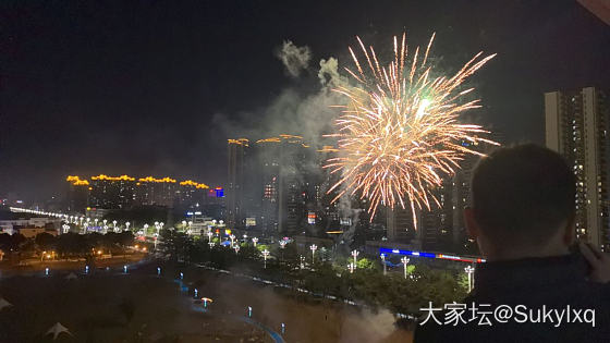 在自家阳台看烟花🎆_景色