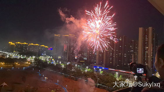 在自家阳台看烟花🎆_景色