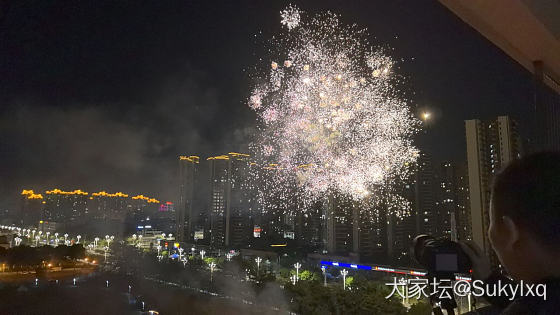 在自家阳台看烟花🎆_景色