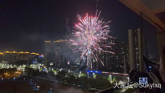 在自家阳台看烟花🎆_景色