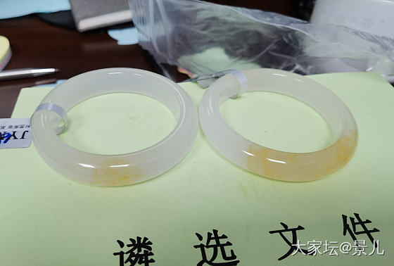 两天独龙玉，哪个好？看个价？左边的宽一些糖色少，右边的窄一些糖色多_手镯玉石