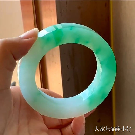 坛友们，帮忙看看这个镯子怎样，可以买吗？多少价位合适，拜托！_翡翠