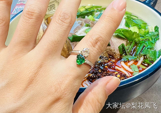 出门吃饭_戒指彩色宝石钻石