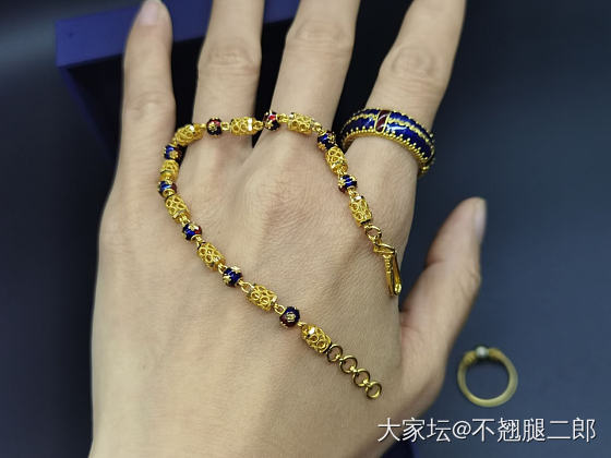 红配蓝，狗都嫌～_搭配金