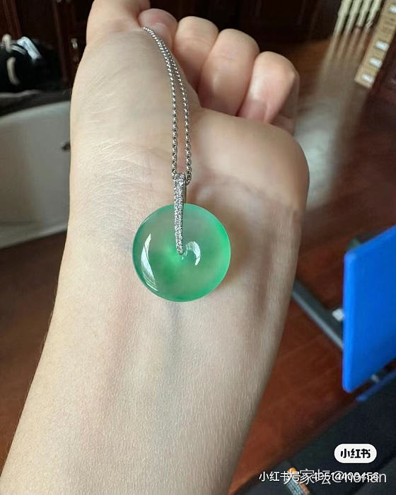 请问大家这样的翡翠得多少钱？_翡翠