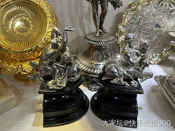 前两天碰巧在古董店里看到一对纯银书立，款式很好看，就买下来了。分享给大家鉴赏。_摆件银器