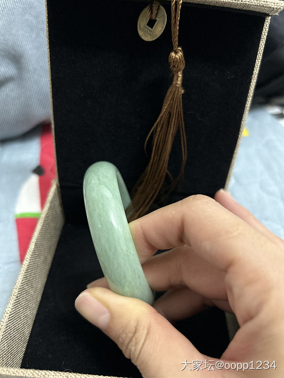 请大家帮忙掌眼，飘绿手镯有贯穿裂可入吗？_手镯翡翠