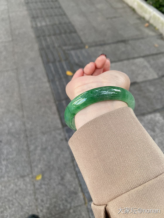 绿荫道下的翠翠是真的美_翡翠