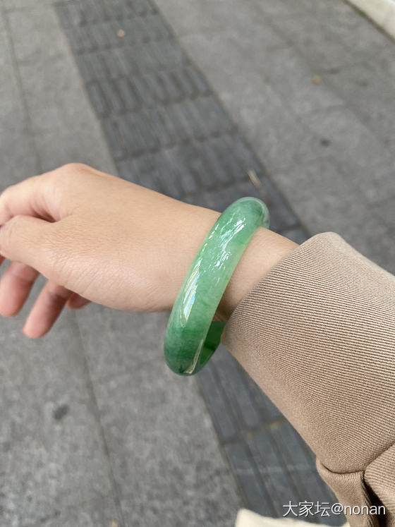 绿荫道下的翠翠是真的美_翡翠