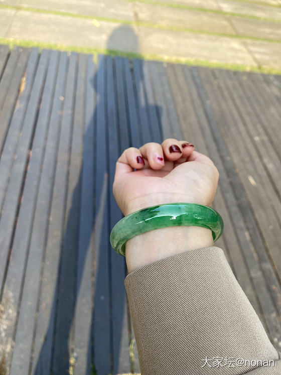 绿荫道下的翠翠是真的美_翡翠