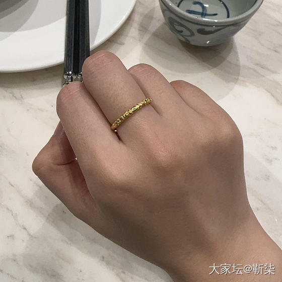 好夸张，不到一个月刚入的两个戒指就要变羊毛了_戒指金