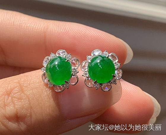 翡翠耳钉，点亮你的春日魅力_翡翠