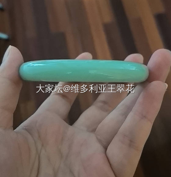 翠儿家翡翠淡绿圆条手镯_翡翠