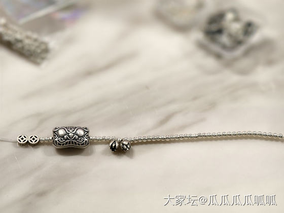 今日手串：
买的3mm纯银光面珠珠（大小孔都有）+纯银通孔虎头帽+两颗925银铜..._串珠银