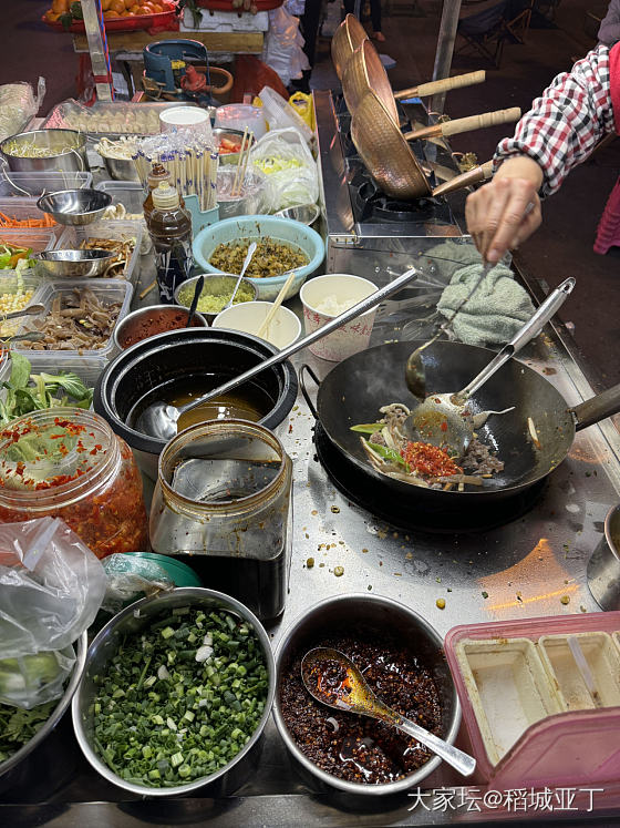 晚上路过街边的小吃摊，又饿了_美食生活