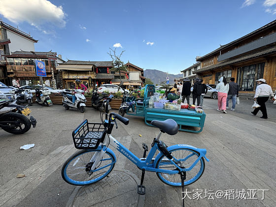 骑共享单车在丽江兜风_旅游生活