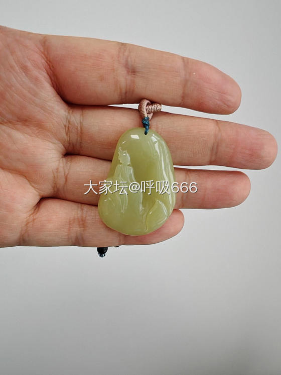 油汪汪的一个鸡油黄小挂件_黄玉和田玉