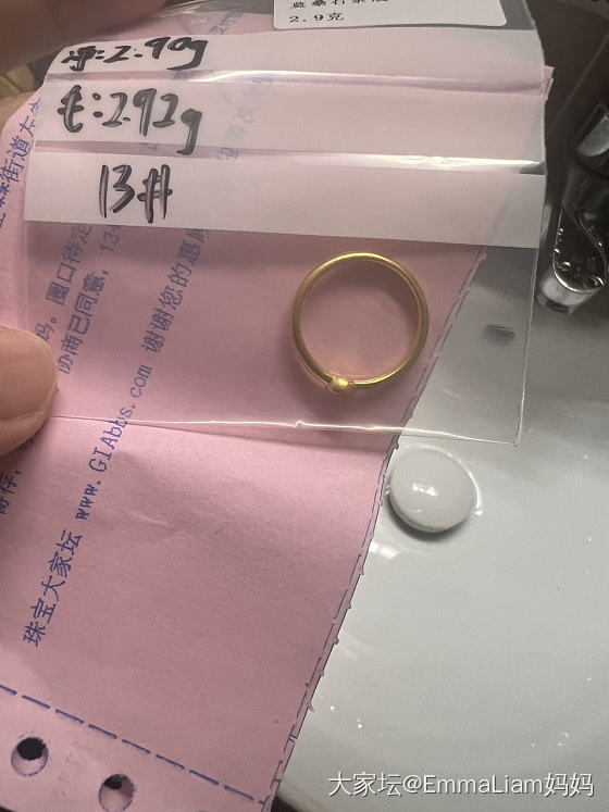 秀一下莫桑戒指💍，小小个，金黄色_金