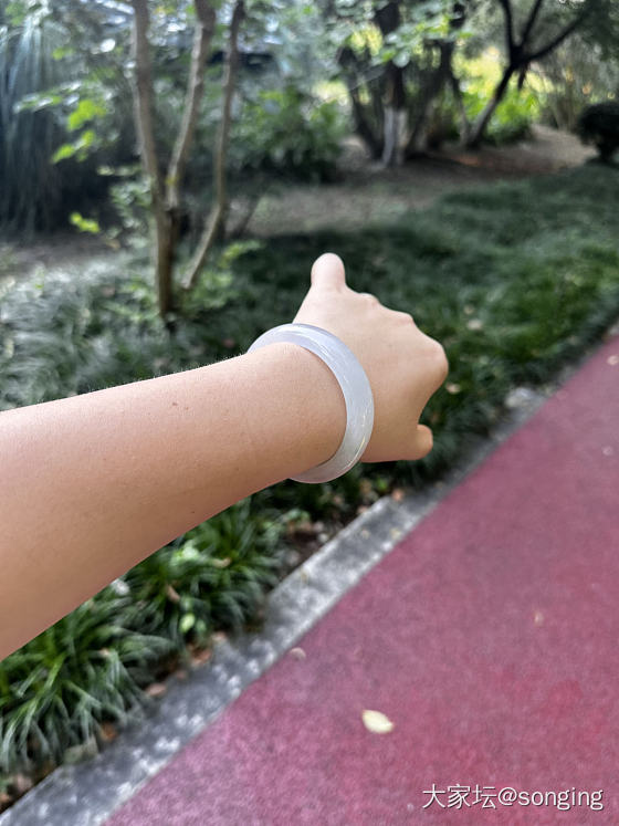 从坛子里收的镯子从高柜掉下没有摔.太幸运了._翡翠