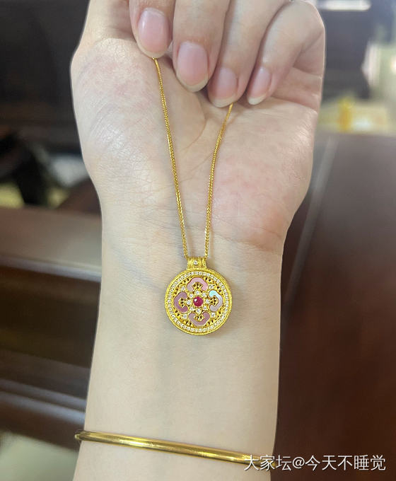 前两天用点淘券买的两个吊坠终于到了_吊坠金