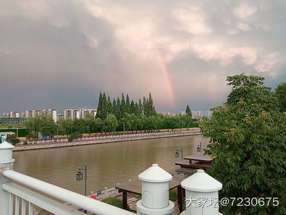 雨后的彩虹，好美。_闲聊