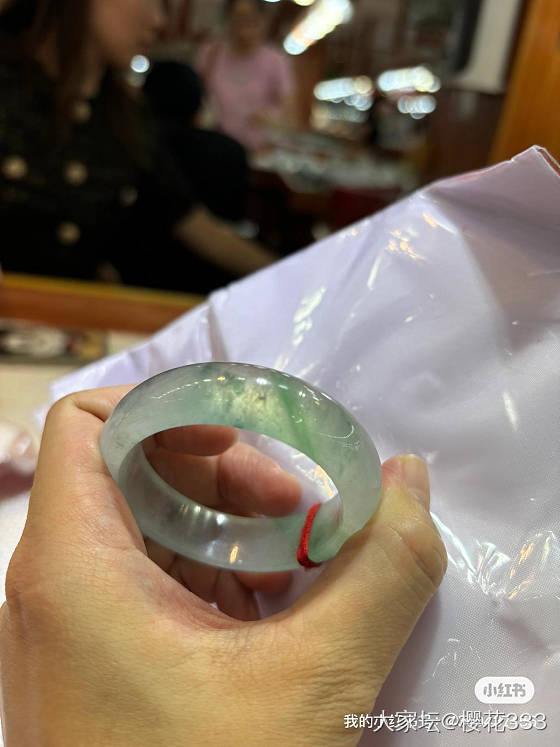坐标平洲玉器街，看上这条高冰飘绿，但是有纹，好纠结啊_翡翠