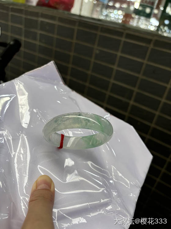 坐标平洲玉器街，看上这条高冰飘绿，但是有纹，好纠结啊_翡翠