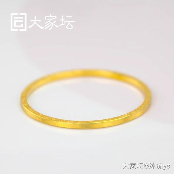 之前有个菱纹镯，想再添个同款叠戴，后来又发现拉丝和碎碎冰也好看，又开始犹豫不决了..._手镯金