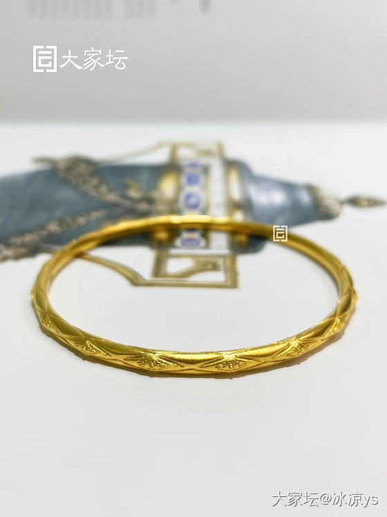 之前有个菱纹镯，想再添个同款叠戴，后来又发现拉丝和碎碎冰也好看，又开始犹豫不决了..._手镯金