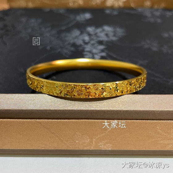 之前有个菱纹镯，想再添个同款叠戴，后来又发现拉丝和碎碎冰也好看，又开始犹豫不决了..._手镯金