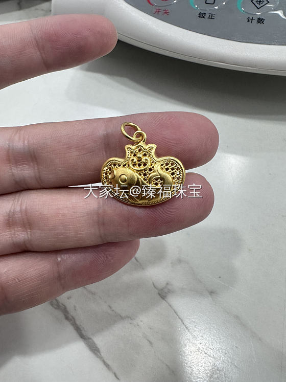 周大福花丝小鱼锁_金