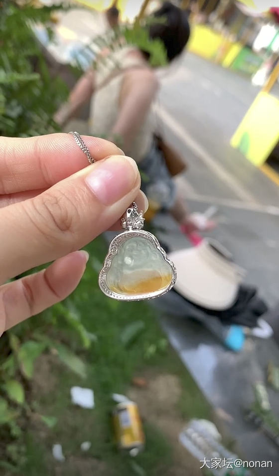 请问这种小尺寸平安扣一万元贵吗？_翡翠