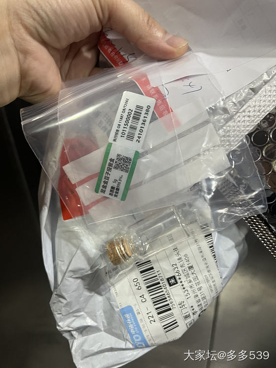 快👋那下单的5克金豆今天收到了，中通快递真的是让人很无语，直接扔保安室地上_金