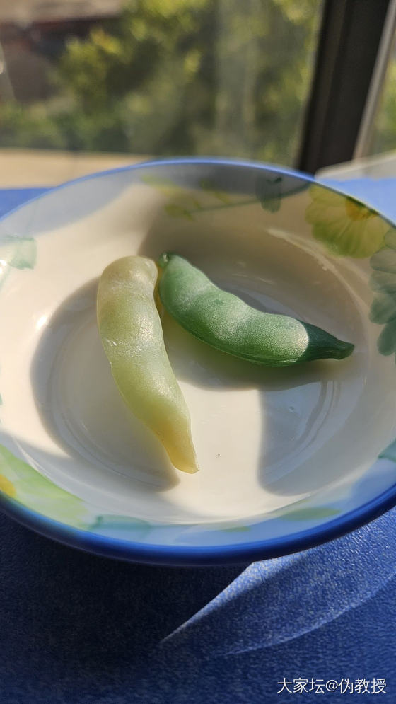 月牙弯弯,荚面茸茸；籽粒二三,皮青肉糯。_和田玉