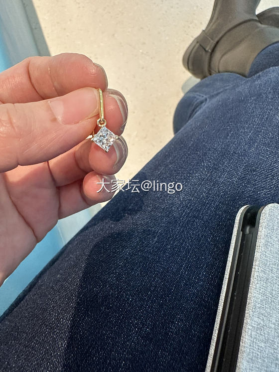 被邻座mm问耳环是不是钻的_钻石