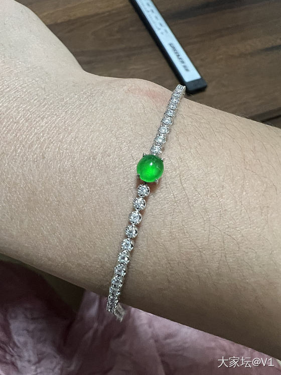 以前的翡翠审美就是大，要有存在感，雕工又复杂 近几年审美更趋向于小而精,取一块料..._钻石手链翡翠