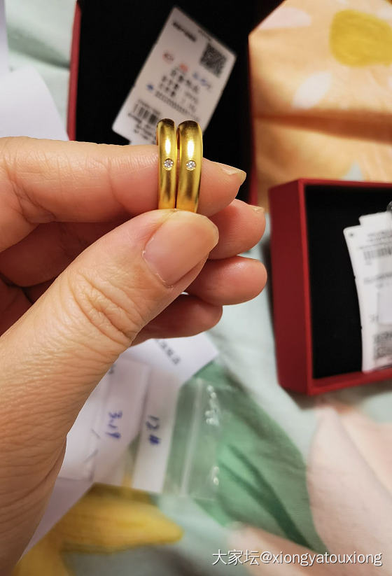 盛世的羊毛戒指怎么两个不一样？_戒指金