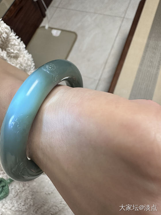 天凉了，重新翻出这个镯子戴，感觉好温柔呀……和金子不一样的感觉😝_手镯和田玉翡翠碧玉